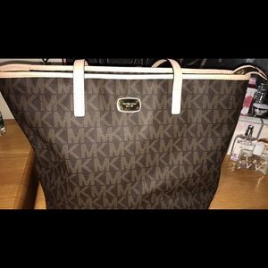 Micheal Kors large hand bag