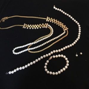 Lot of pearl jewelry.