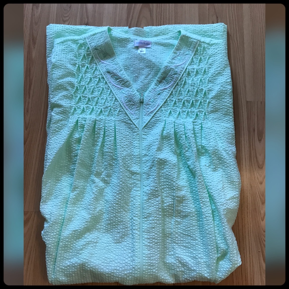 ✨🆕 NWT- ZIP UP ROBE (Duster) ✨