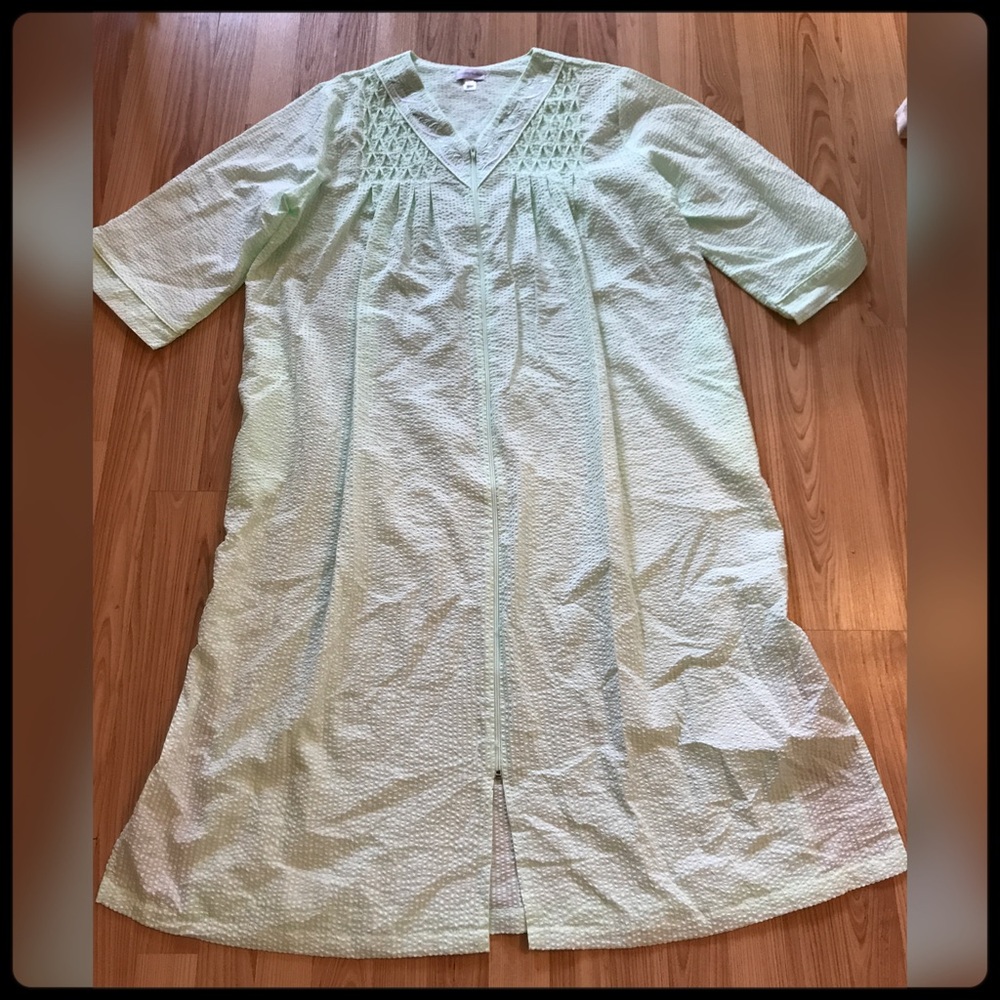 ✨🆕 NWT- ZIP UP ROBE (Duster) ✨ - Picture 2 of 5