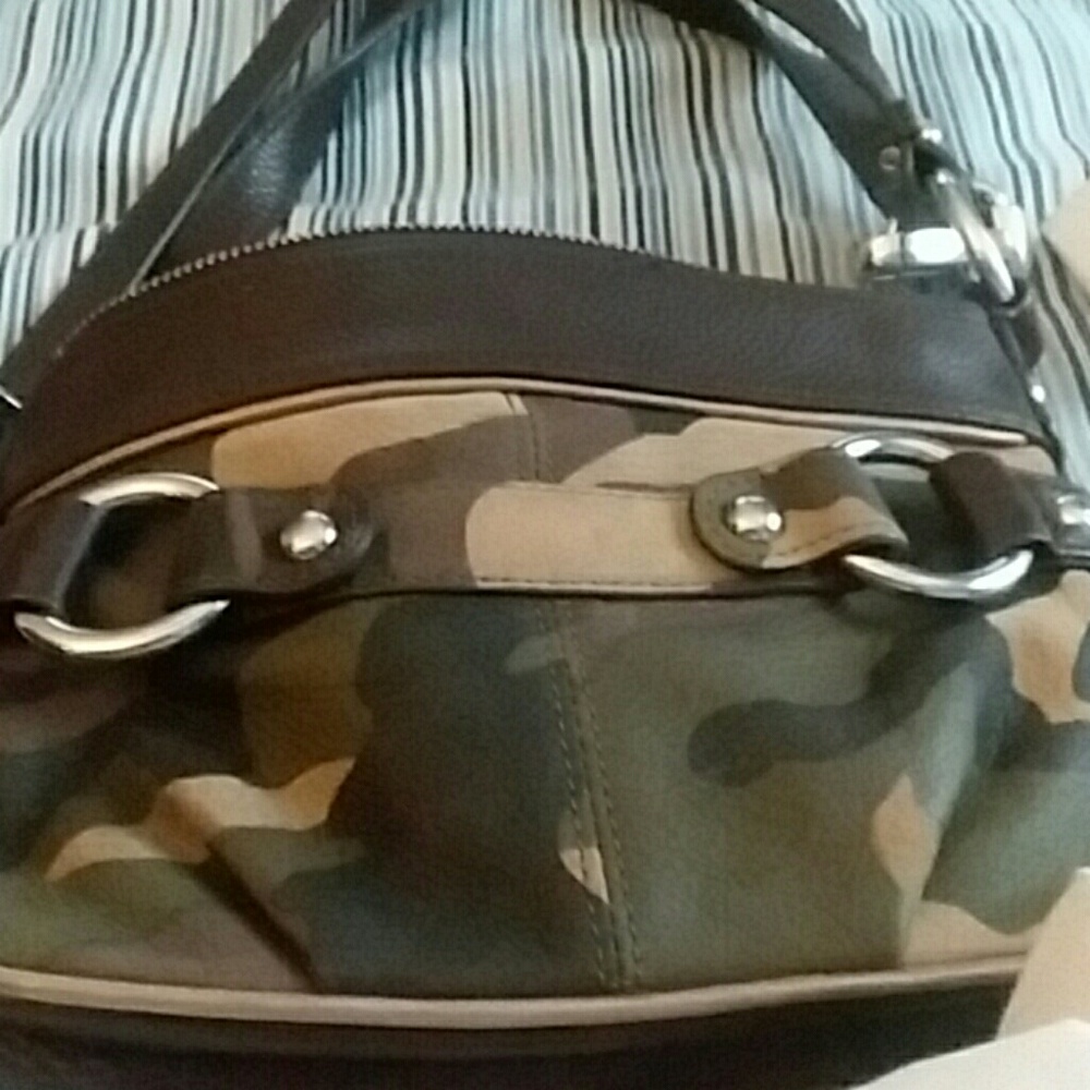 B Makowsky camo bag