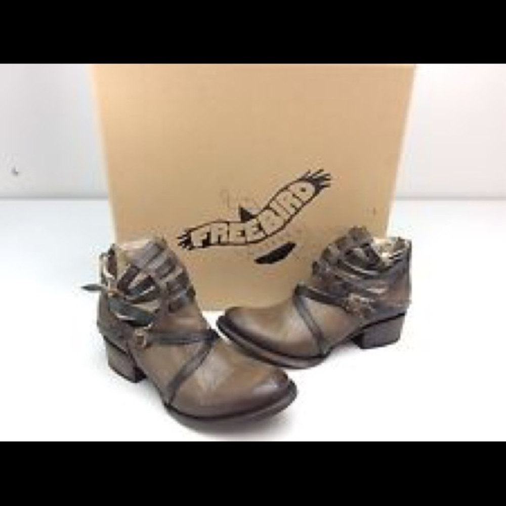 Freebird by Steve Madden Stair ankle boots 👢💕