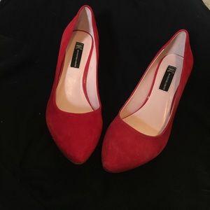 International Concepts red pumps
