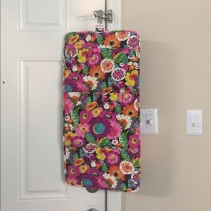 VERA BRADLEY HANGING ORGANIZER