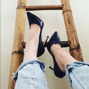 BCBGeneration sexy black pointy pumps