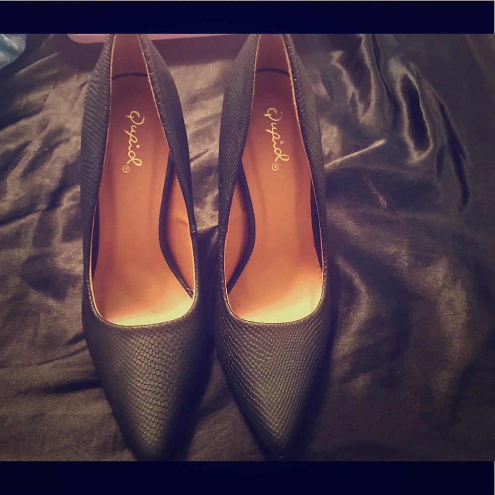 Black snake skin pumps