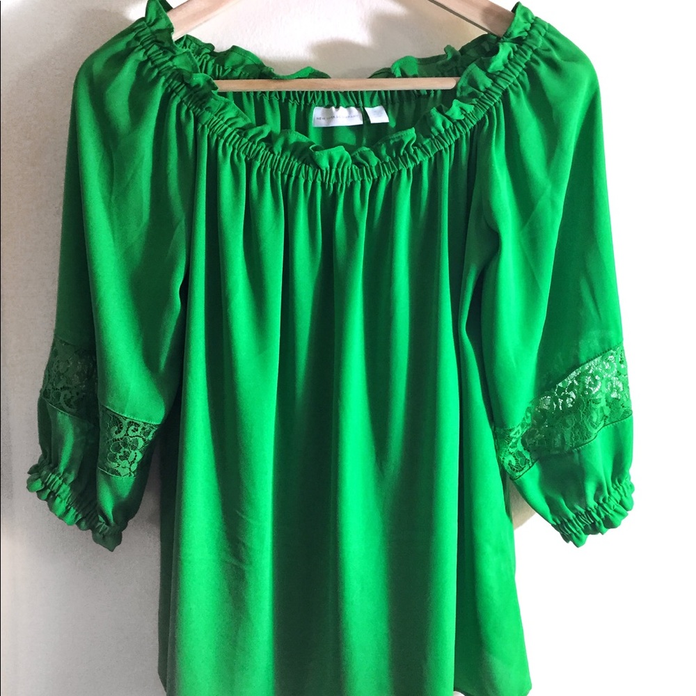 🎏SALE 🍁Off shoulder top flirty lace NWOT