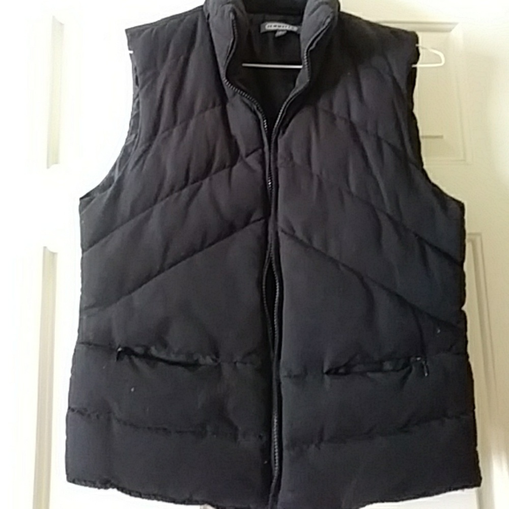 Puffer vest with cap hidden in neck.