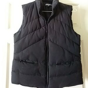 Puffer vest with cap hidden in neck.