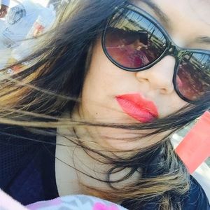 Meet your Posher, Violeta