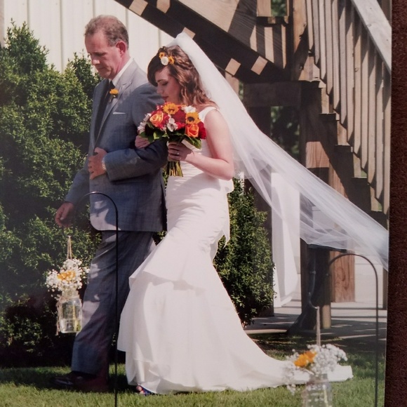 Wedding dress - Picture 3 of 8