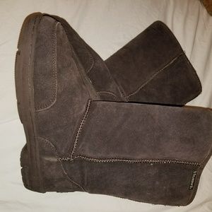 Women's shearling boots. Bearpaw
