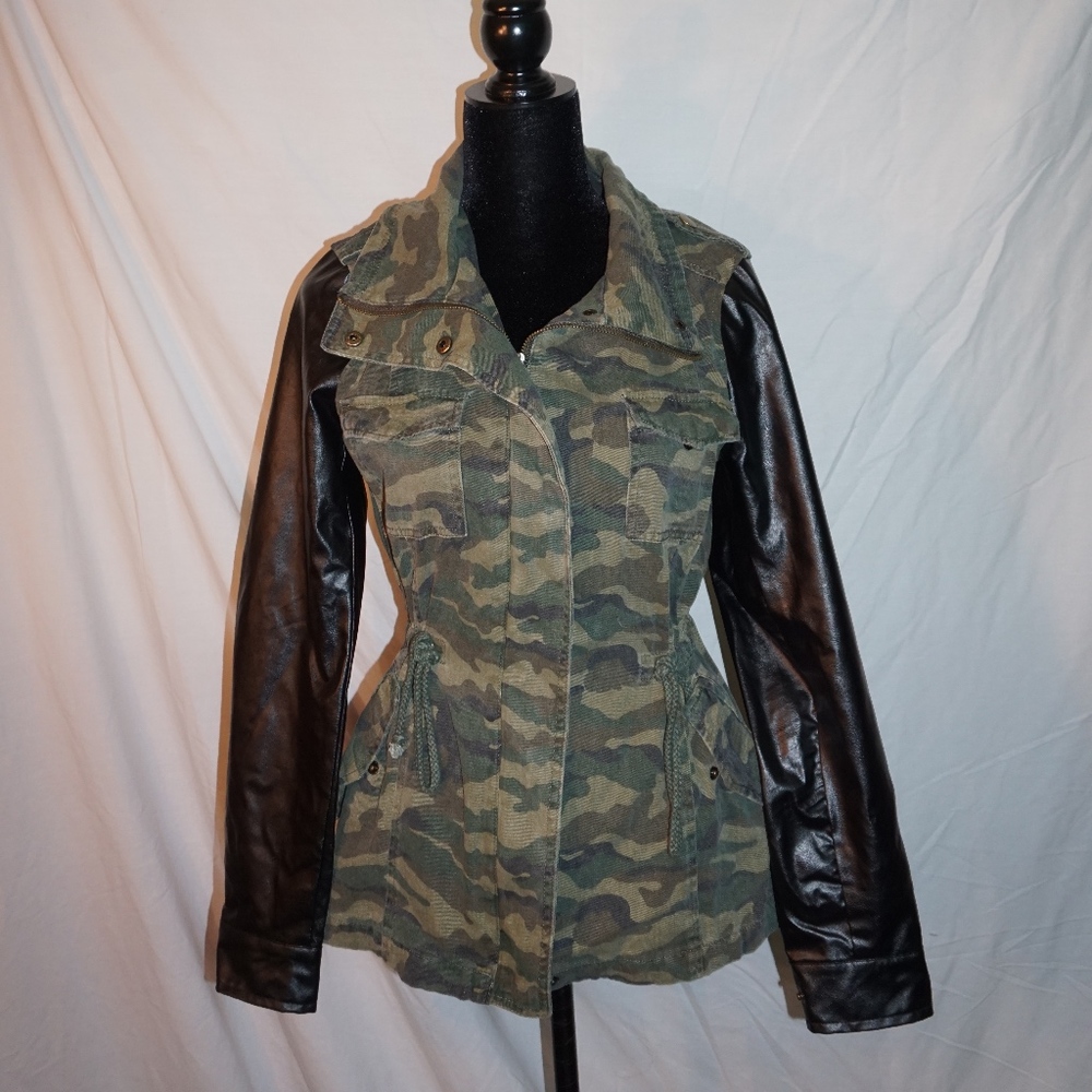 CAMO JACKET WITH LEATHER SLEEVES