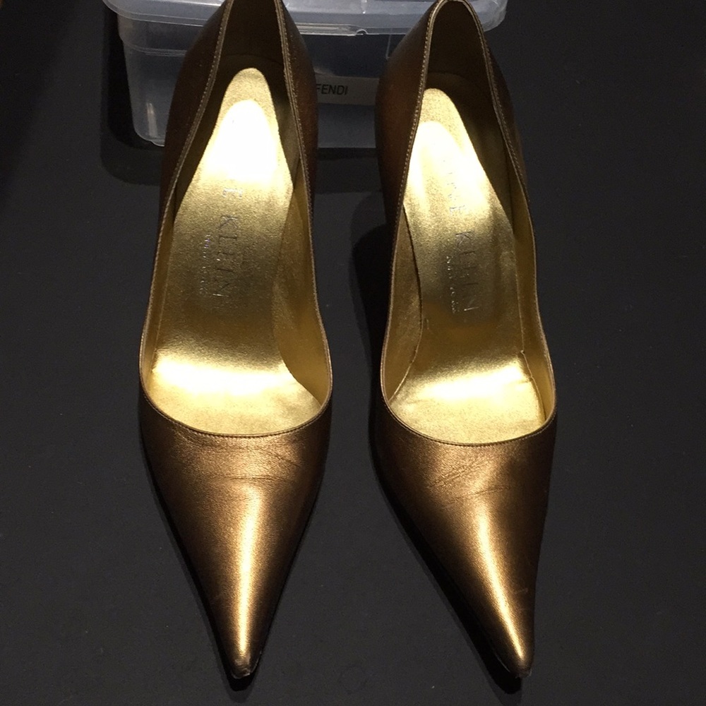 Gold pointed pumps