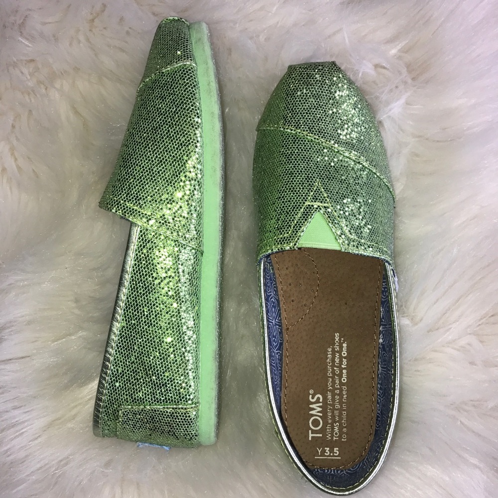 🚫SOLD🚫.      Lime green toms youth size 3 1/2