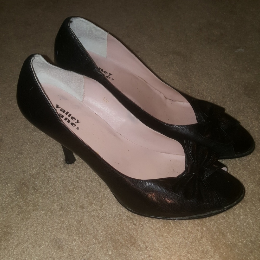 Valley lane peep toe bow pumps