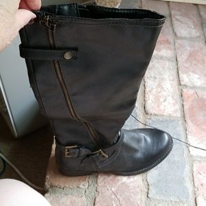 Black boots with buckels