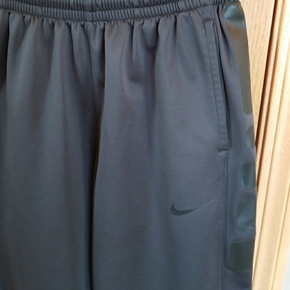 Guy's Nike Therma-fit sweats .... Medium - Picture 2 of 4