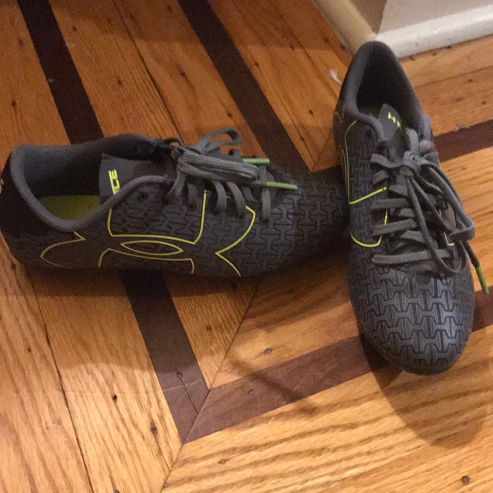 Under Armour boys size 1 soccer cleats