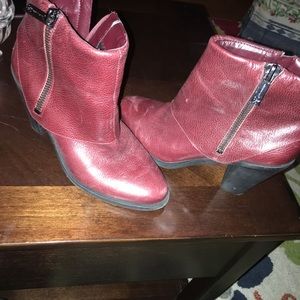 Jessica Simpson boot heals s9 maroon