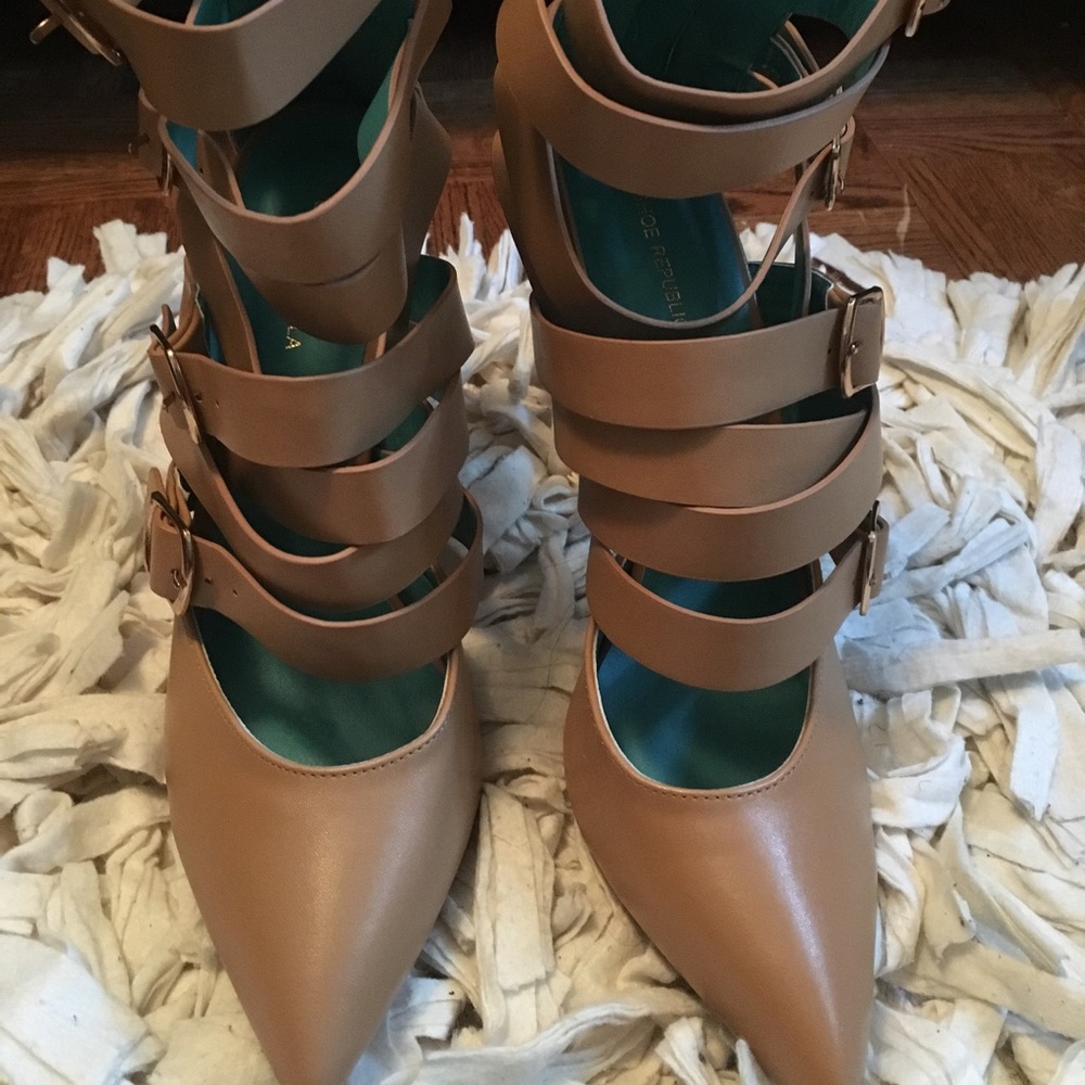 Tan/Nude Pumps