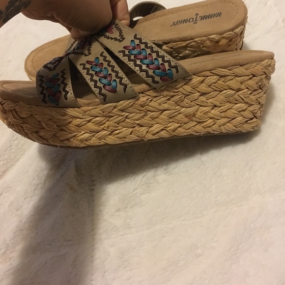 Minnetonka wedges size 8 - Picture 3 of 4