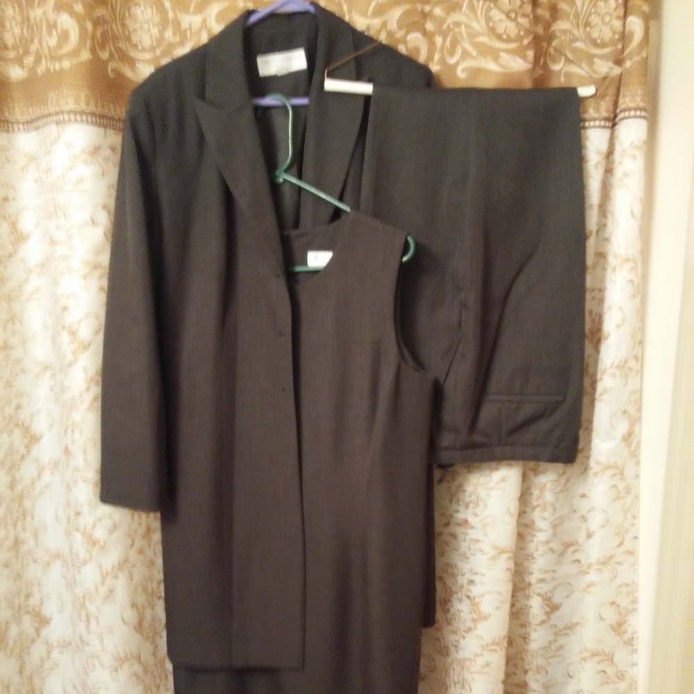 Pret A Porter 3 Piece Suit in dark green Size 16
