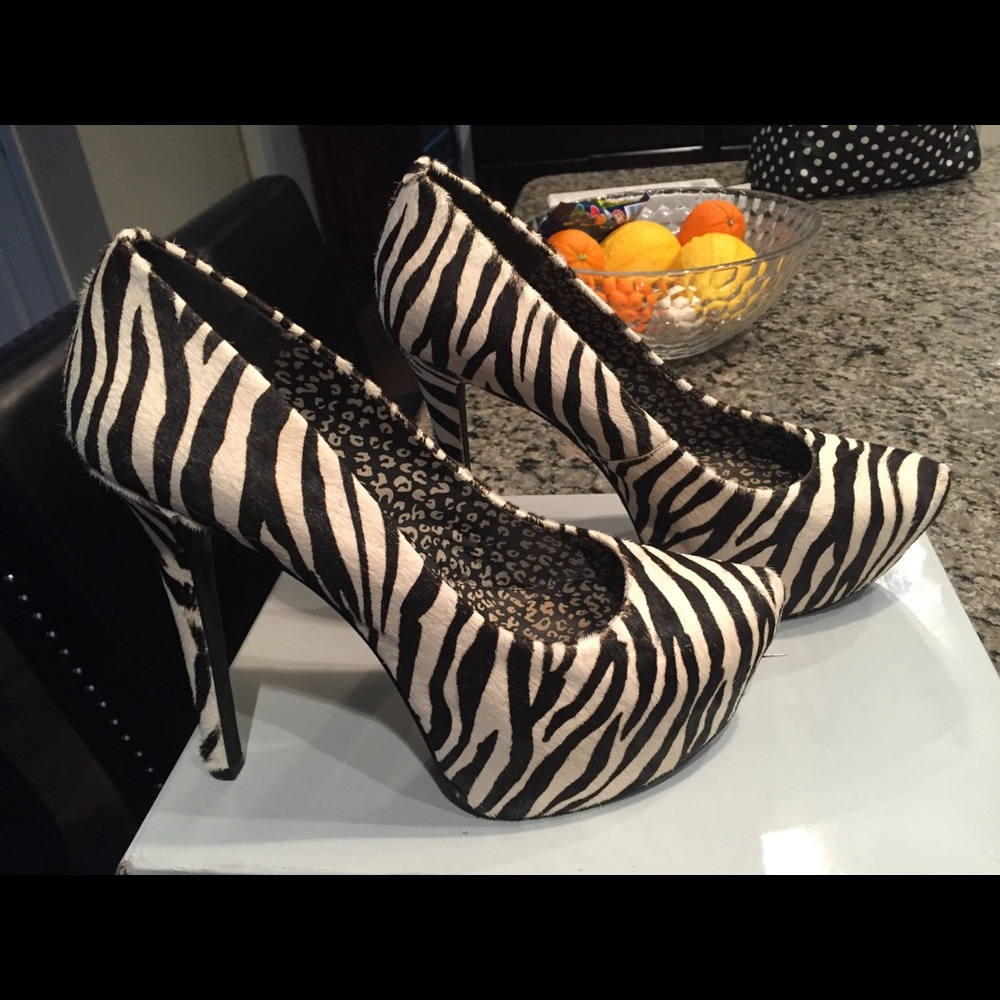 Jessica Simpson, black & white wild zebra hair