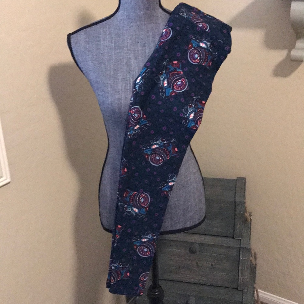 New Lularoe OS Camera/Photographer leggings - Picture 2 of 4