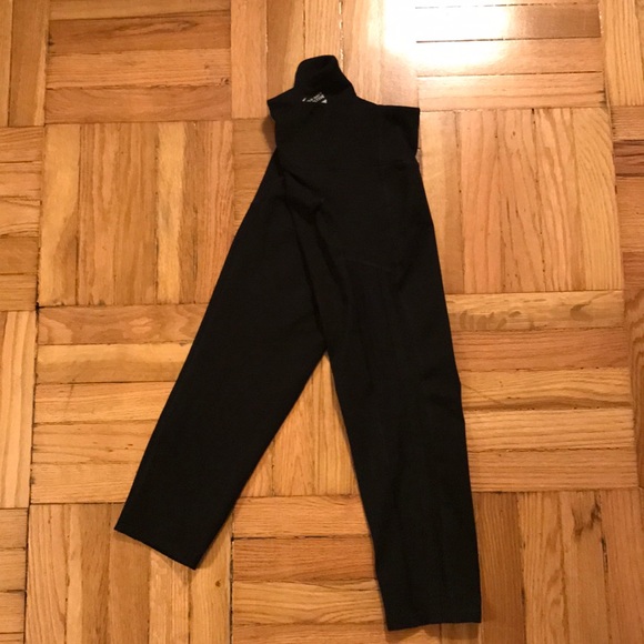 Old navy athletic Capri pant - Picture 3 of 4