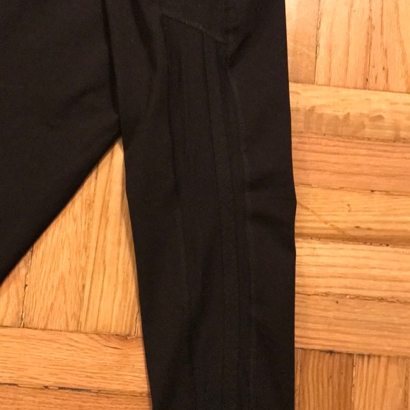 Old navy athletic Capri pant - Picture 4 of 4
