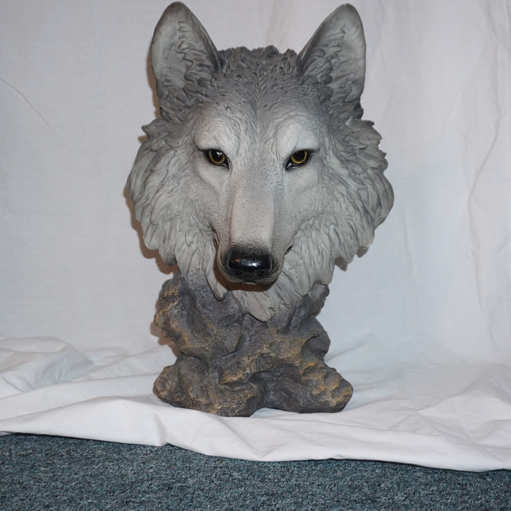DECORATIVE WOLF HEAD