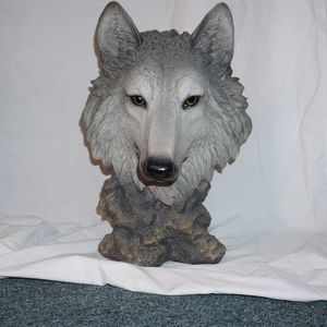 DECORATIVE WOLF HEAD