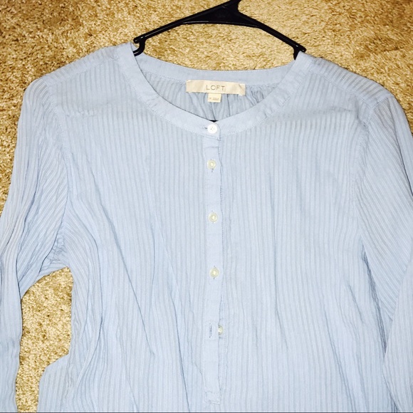 Beautiful light weight, feminine top from Loft - Picture 1 of 4