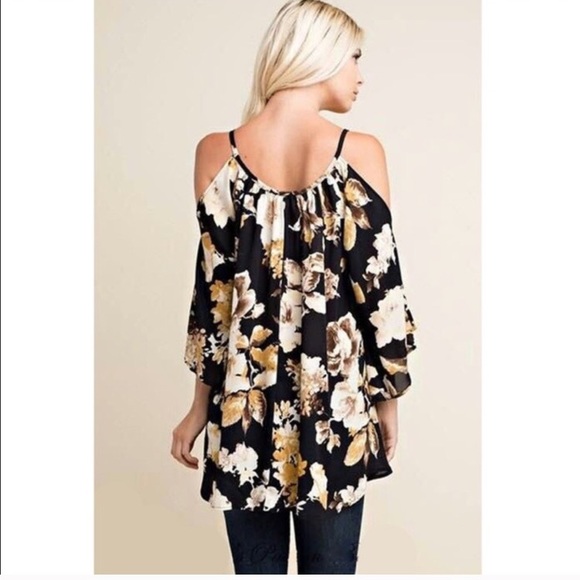 NWOT Flowing Cold Shoulder Loose Blouse Top - Picture 3 of 4