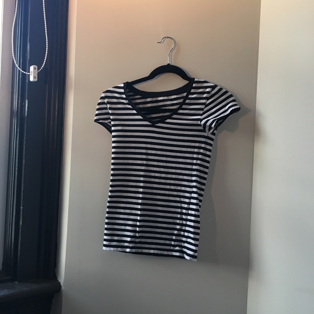 Size extra small black and white V-neck