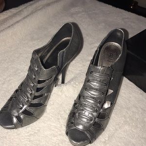 Gorgeous silver with blk. Ready to party shoes!!!
