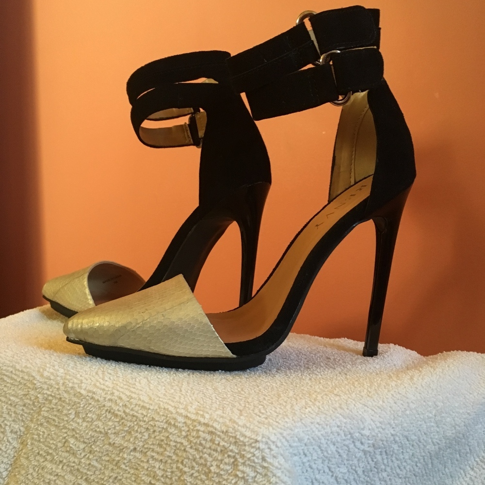 Renvy Cassidy D'orsay black/white pumps Size 7.