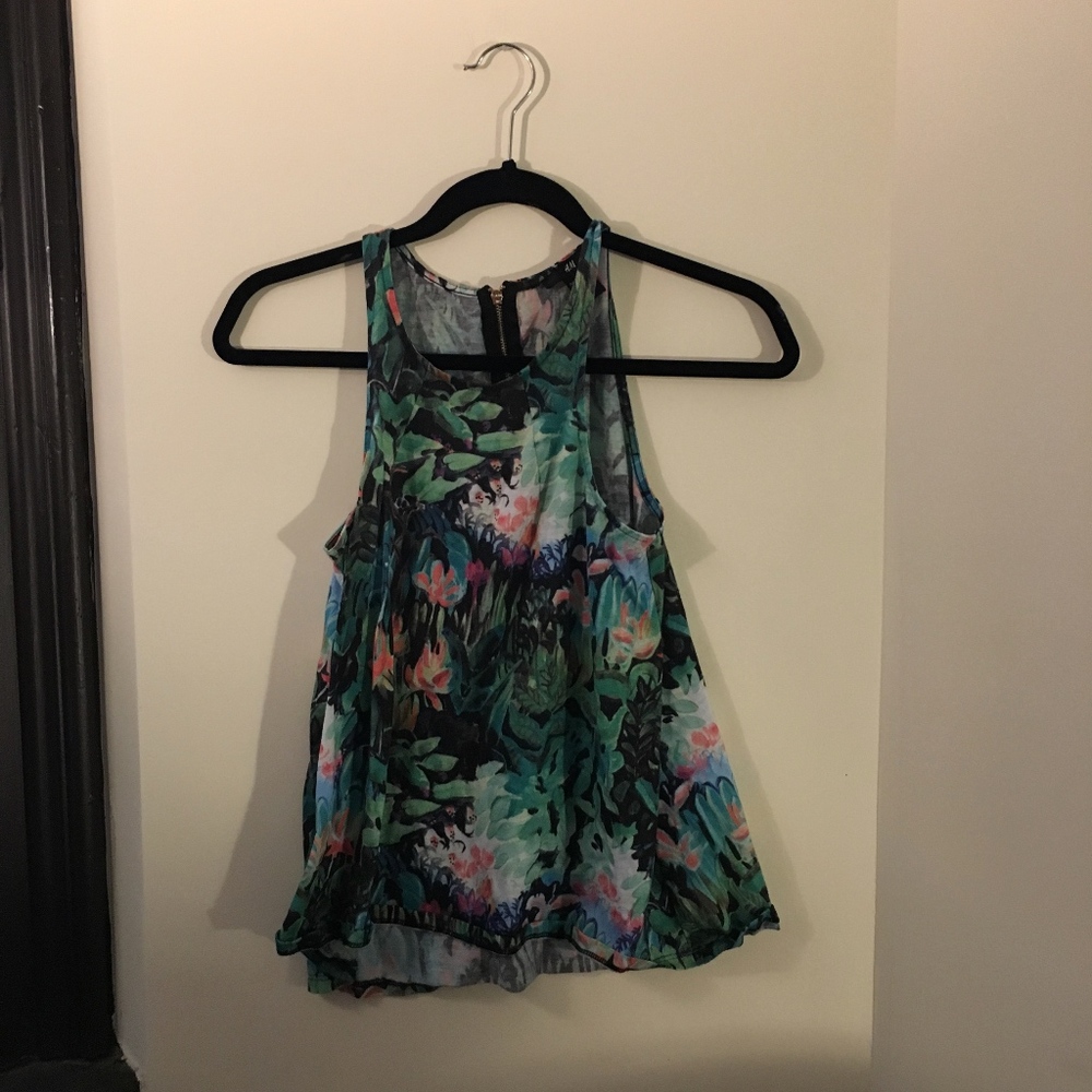 Xs sleeveless top with leafy floral pattern