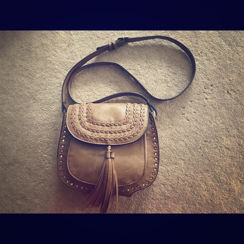 NWOT hobo crossbody bag. Right on trend for fall!