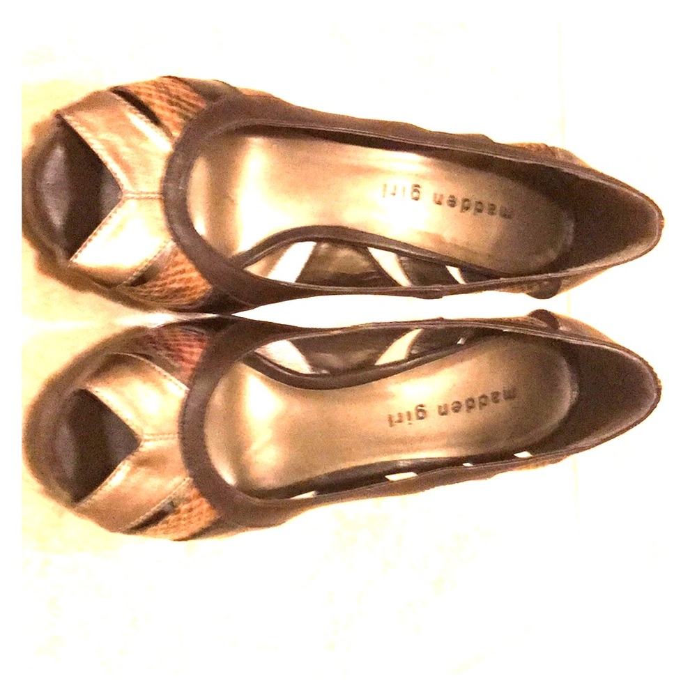 Peep toe pumps