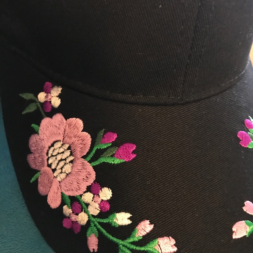 👑Beautiful Embroidered Black Hat 🎩 🤠 - Picture 2 of 6