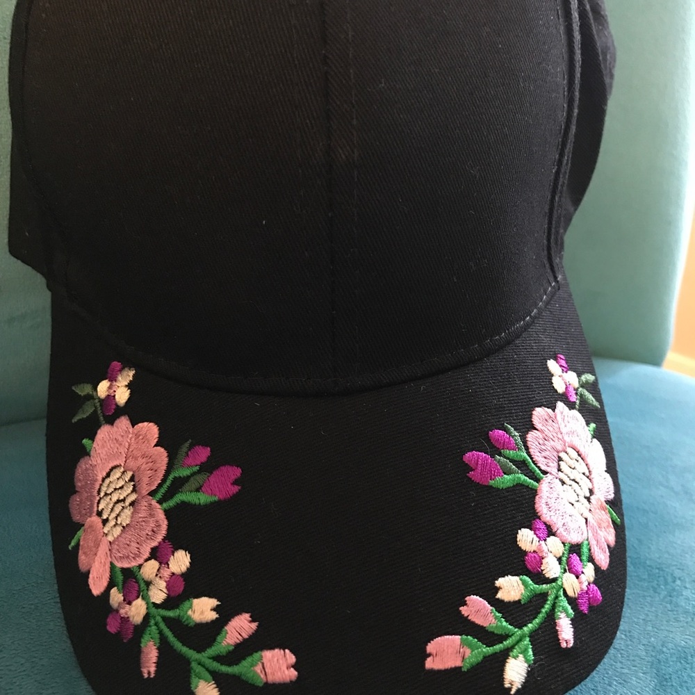 👑Beautiful Embroidered Black Hat 🎩 🤠 - Picture 3 of 6