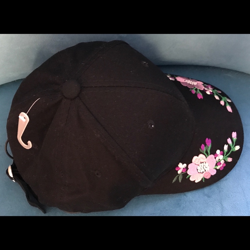 👑Beautiful Embroidered Black Hat 🎩 🤠 - Picture 5 of 6