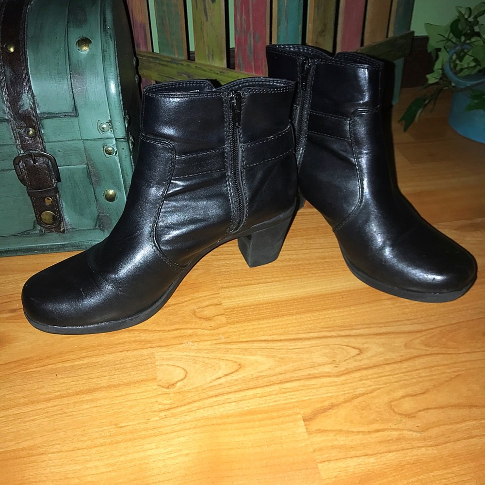 Croft & Barrow Sole (Sense)ability boots. 9 1/2