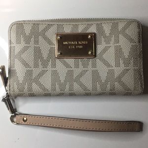 michael kors wristlet