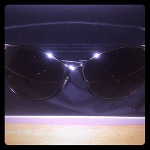 💯 % NWOT Versace oversized Sunnies 😎