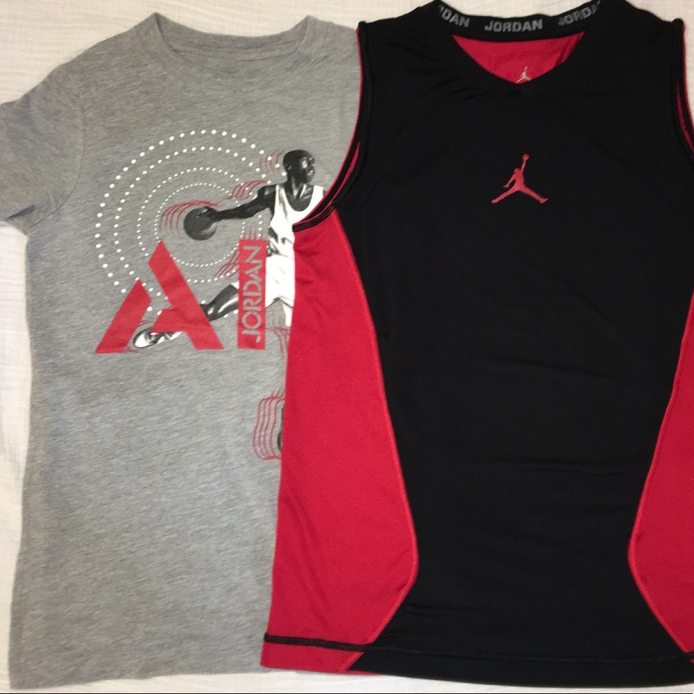 📍Bundle (2) of Air Jordan Boys shirts.
