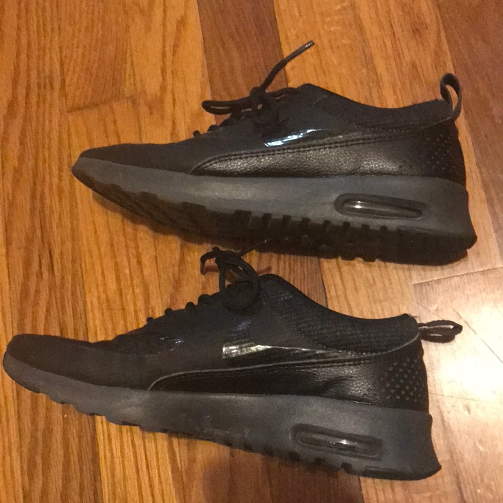 NIKE tennis shoes