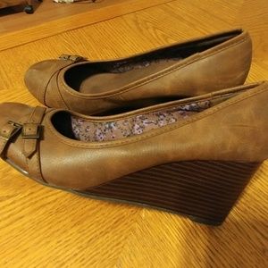 Adorable brown wedges